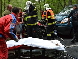 Tragicky skonila tvrten nehoda u Beova, motork na mst zemel a mladou dvku transportoval vrtulnk s tkmi zrannmi do nemocnice.