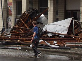 Vtr shodil v Holeov st stechy z kina Svt do kiovatky.