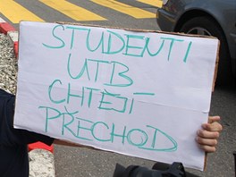 Studenti bojuj za nov pechod u UTB ve Zln. Svzali se uprosted cesty.