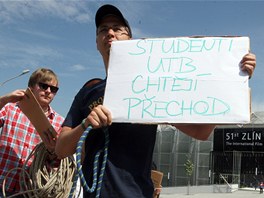 Studenti bojuj za nov pechod u UTB ve Zln. Svzali se uprosted cesty.