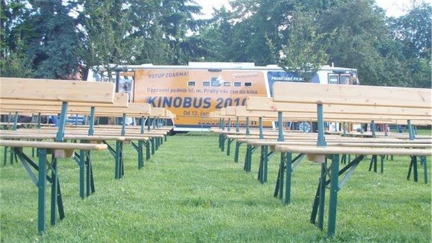 Kinobus s sebou vozí i lavičky pro diváky. Kinobus s sebou vozí i lavičky pro diváky.