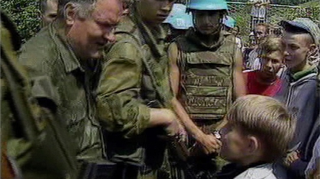 ervenec 1995, Srebrenica. Ratko Mladi a malý Izudin Ali