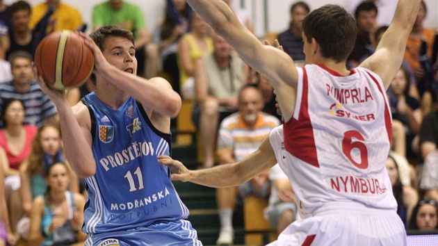 Jaromír Bohačík (vlevo) z Prostějová útočí, brání Pavel Pumprla z Nymburka. Jaromír Bohačík (vlevo) z Prostějová útočí, brání Pavel Pumprla z Nymburka.