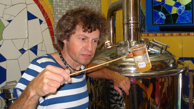 Vladimír Ilgner ve svém áhlavském minipivovaru vaí leák Radou