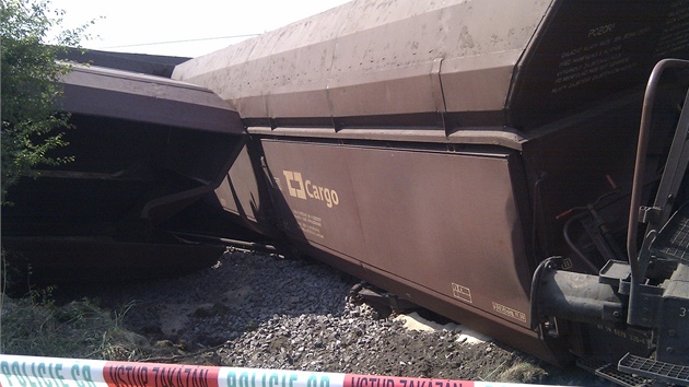 Nákladní vlak vykolejil v nedli u Topolan a zablokoval tra z Brna do Perova