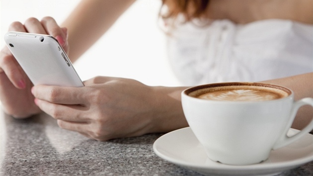 Mobily jsou prý karcinogenní. Pasivní kouření je ale horší Mobily jsou prý karcinogenní. Pasivní kouření je ale horší