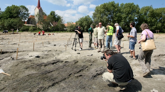Archeologov zkoumaj dno Staromstskho rybnka v Teli