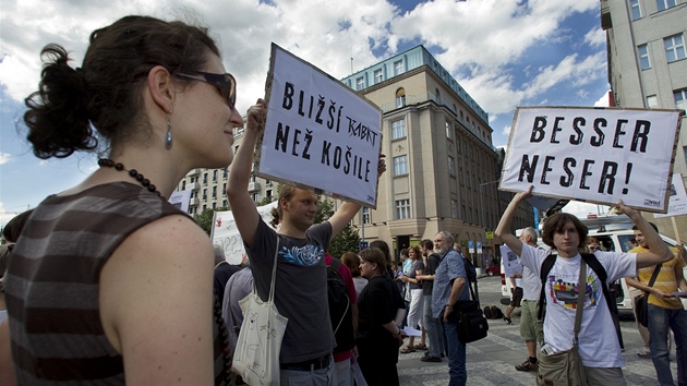 Demonstranti s transparenty proti bourání domu na Václavském námstí