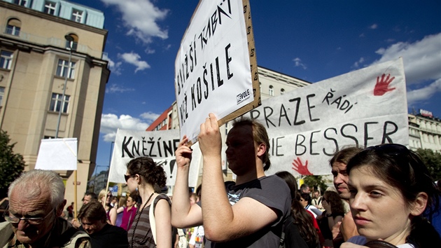 LIdé pili s transparenty na Václavské námstí protestovat proti Besser naízené demolici