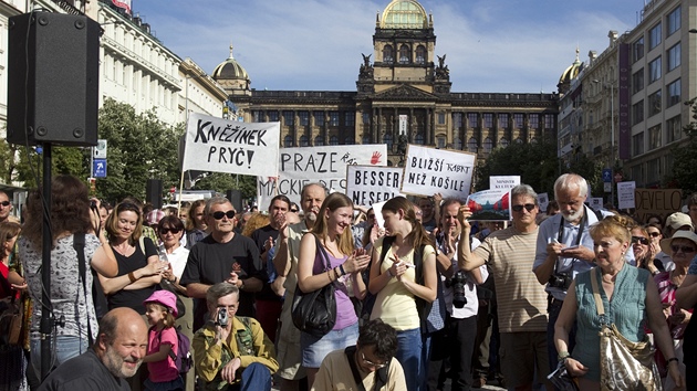 Demonstrace proti bourání domu na Václavském námstí