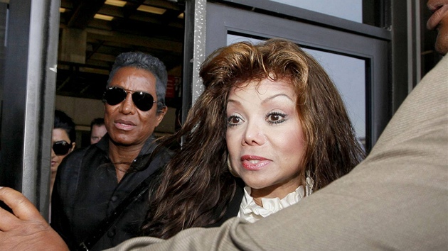 K soudu se dostavila i Jacksonova sestra La Toya (14. ervna 2010)