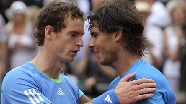 Andy Murray (vlevo) gratuluje Rafaelu Nadalovi k postupu do finále Roland Garros