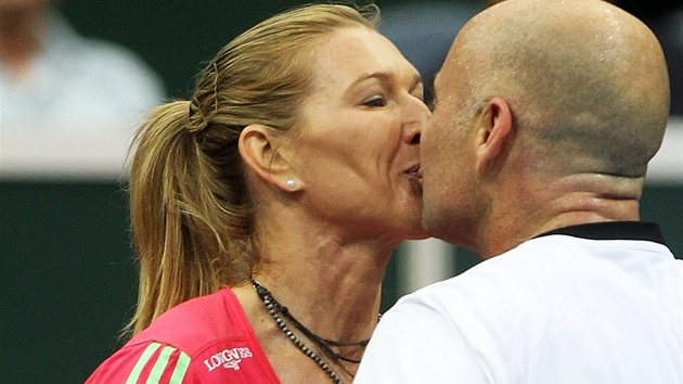 POLIBEK AMPION. Steffi Grafová a Andre Agassi pi exhibici Advantage Tennis v Praze