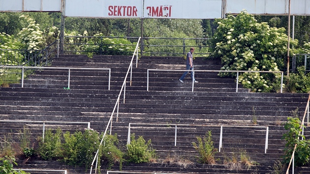 Msto, kde na legendrnm fotbalovm stadionu za Lunkami stval kotel domcch.