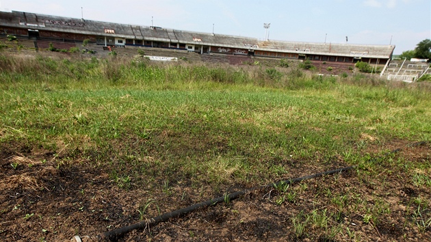 Pohled na zdevastovanou tribunu legendárního fotbalového stadionu za Luánkami...