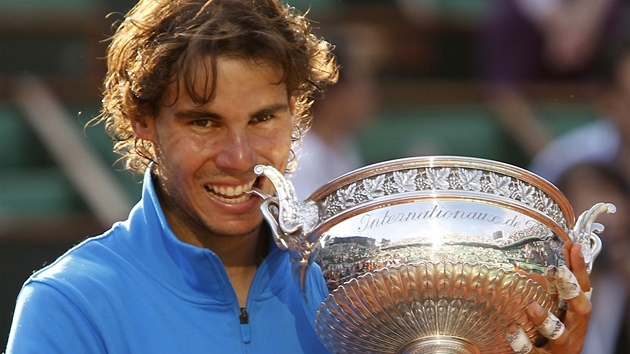 NA TO JSEM U ZVYKLÝ. Rafael Nadal si trofej pro vítze Roland Garros potkal u poesté.