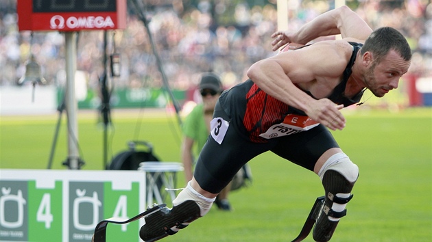 HRDINA. Handicapovaný bec Oscar Pistorius boí bariéry mezi zdravými a tlesn postienými sportovci.