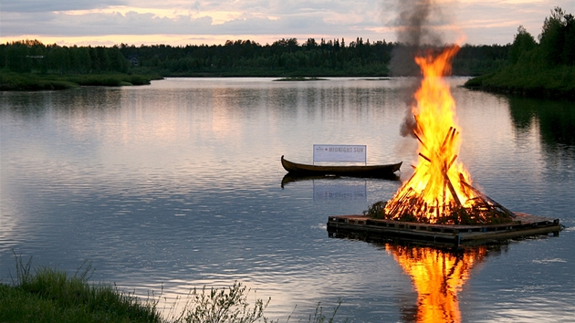 Na den Letního slunovratu Finové slaví a zapalují ohn na vod.