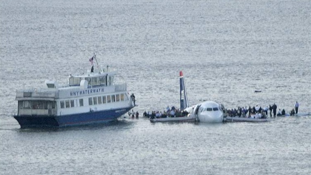 Sullenberger býval vojenským pilotem, ne peel do civilního letectví, a pracoval také jako konzultant ve slubách NASA, kde pomáhal zlepit výcvik posádek pro pípad mimoádných situací.