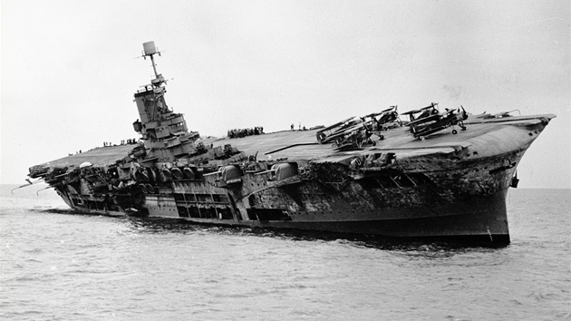 Tetí HMS Ark Royal jde ke dnu poté, co ji bhem 2. svtové války zasáhlo torpédo nmecké ponorky 