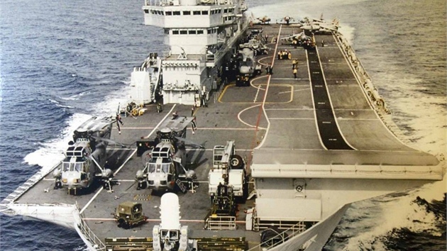Pátá HMS Ark Royal opoutí pístav Portsmouth v roce 2003