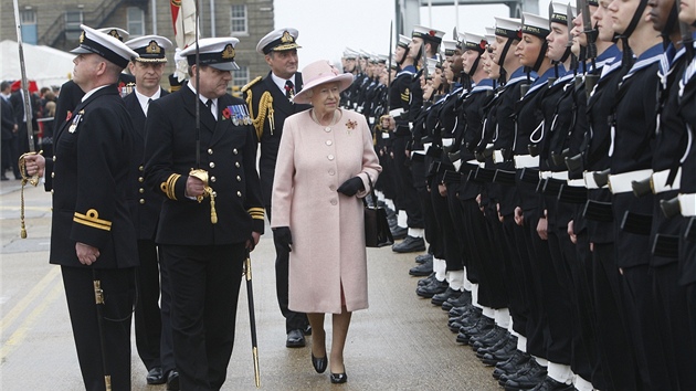 Královna Albta II. prochází kolem estné stráe v pístavu Portsmouth, kde zakotvila HMS Ark Royal. Panovnice lo navtívila v rámci oslav 25. výroí od sputní britské vlajkové lodi na moe. 