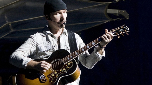 Skupina U2 vystoupila na berlínském Olympiastadion (The Edge)