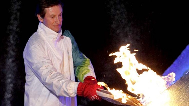 Hokejista Wayne Gretzky, jedna z osobností, jež zapálila Olympijský oheň. (12. února 2010) Hokejista Wayne Gretzky, jedna z osobností, jež zapálila Olympijský oheň. (12. února 2010)