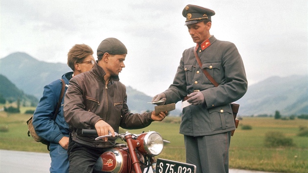 Rakouský policista kontroluje idie motocyklu na snímku z roku 1952
