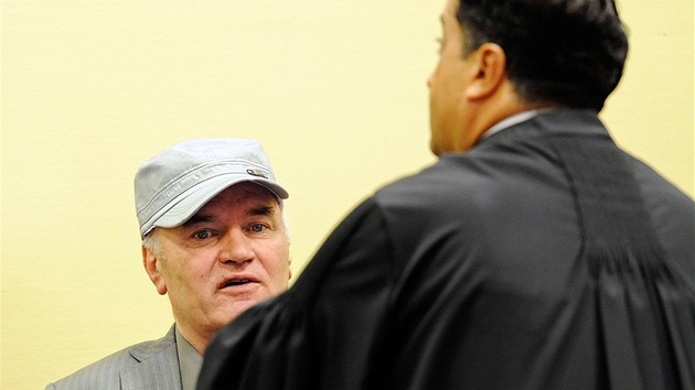 Bývalý velitel bosenskosrbské armády Ratko Mladi u soudního tribunálu v Haagu. (3. ervna 2011)
