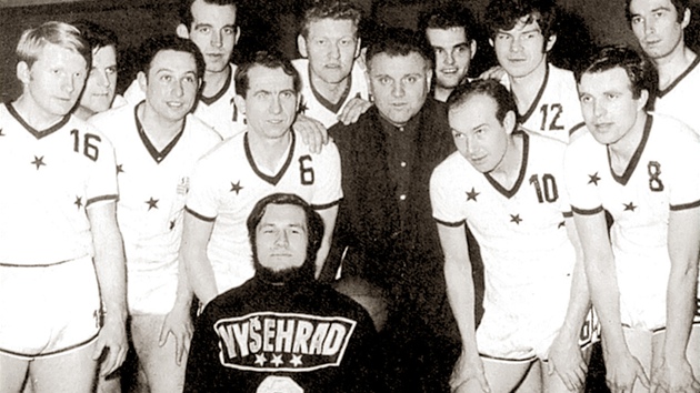 V šedesátých letech hrál Václav Klaus basketbal za Slavoj Vyšehrad. Na snímku... V šedesátých letech hrál Václav Klaus basketbal za Slavoj Vyšehrad. Na snímku...