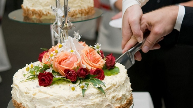 Krájení svatebního dortu. Pro kadého svatebana jeden kousek... 