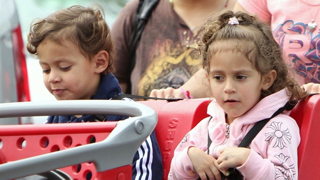 Dvojata Emme a Max, jejich matkou je Jennifer Lopezová