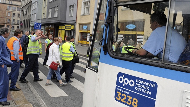 Stávkující dopraváci blokovali kolegy, kteí se k protestu nepipojili.