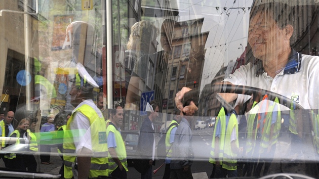 Stávkující dopraváci blokovali kolegy, kteí se k protestu nepipojili.