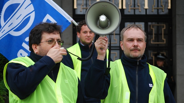 Pedseda odbor dopravního podniku Ivo Protivínský pi projevu na mítinku stávkujících.