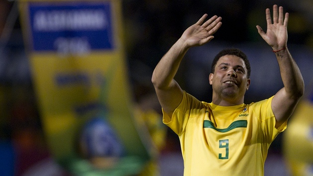POSLEDN OVACE. Nkdej nejlep fotbalista svta Ronaldo nastoupil za brazilskou reprezentaci v pprav proti Rumunsku. Pestoe vkonnost u nem, divci v Sao Paulu ho za minul zsluhy bohat odmnili.