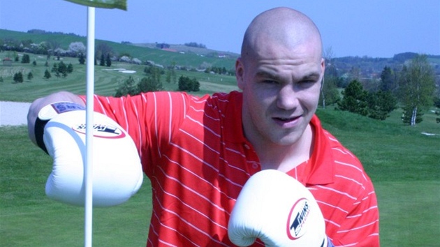 Boxerský ampion Ondej Pála se pustil do kíku s golfem.