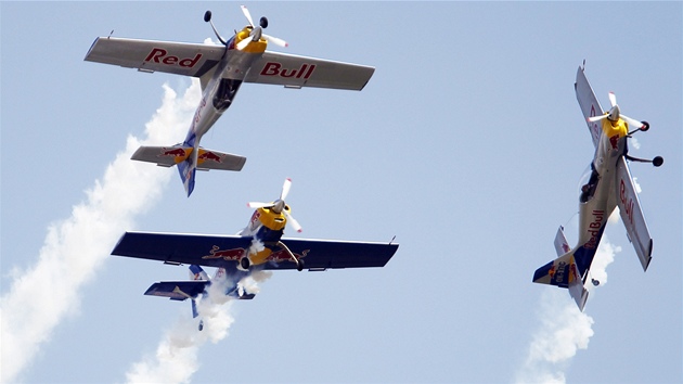 Red Bull akrobatický tým na Aviatické pouti v Pardubicích