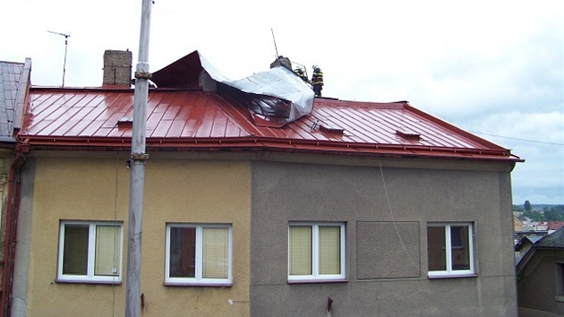 Hasii odstraují pokozenou stechu z domu v Úpici. (8. ervna 2011)