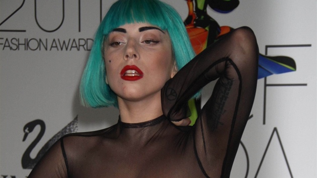 Lady Gaga na pedávání cen módních návrhá