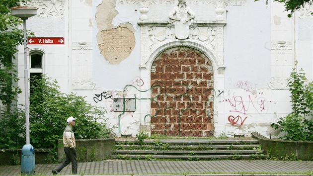 Zdevastovaná budova Mstských lázní v Teplicích (30. kvtna 2006). Objekt byl zbourán v roce 2008.