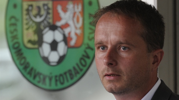 ŠÉF FOTBALOVÉHO SOUDU. Předseda disciplinární komise fotbalového svazu Jiří Golda má teď starosti s aférou údajné korupce. ŠÉF FOTBALOVÉHO SOUDU. Předseda disciplinární komise fotbalového svazu Jiří Golda má teď starosti s aférou údajné korupce.