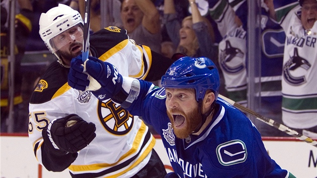 ROZHODNUTO! Raffi Torres z Vancouveru práv vstelil vítzný gól v prvním finále Stanley Cupu proti Bostonu. 