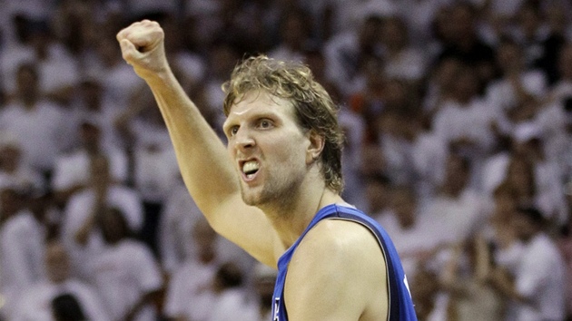 DOKÁZAL JSEM TO. Nabuzený Dirk Nowitzki a jeho vítzné gesto 