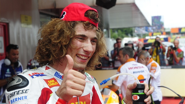 SKVLÉ. Marco Simoncelli si poprvé vyjel první místo na startu.