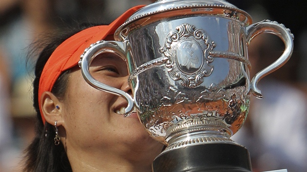 ínská tenistka Li Na se raduje z vítzství na Roland Garros.