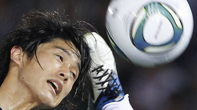 Japonec Acuto Učida v souboji s některým z českých hráčů. Japonec Acuto Učida v souboji s některým z českých hráčů.