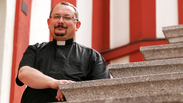 Farář Jiří Majkov před loketským kostelem. Farář Jiří Majkov před loketským kostelem.