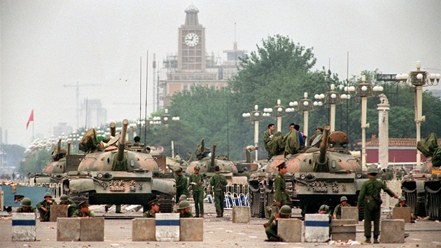 ínská lidová armáda steí dva dny po masakru na Tchien-an-men hlavní pístupové cesty na námstí